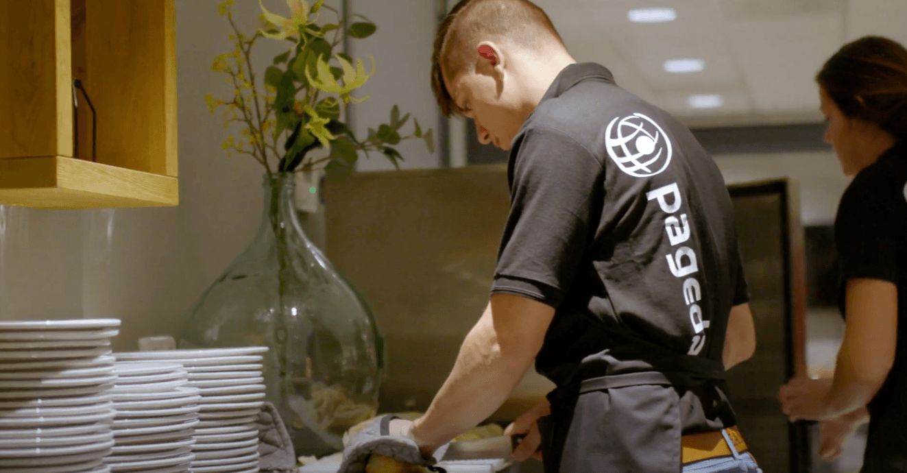 Het eten word klaargemaakt door het culinaire team