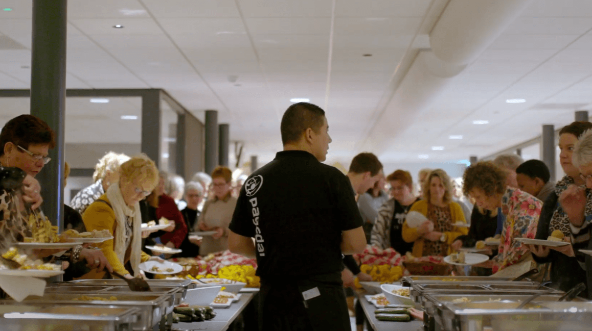 Personeel van Herema op locatie serveert het eten