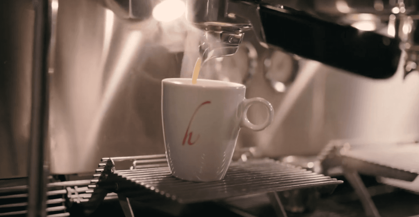 Een kopje koffie wordt klaargemaakt door ons personeel