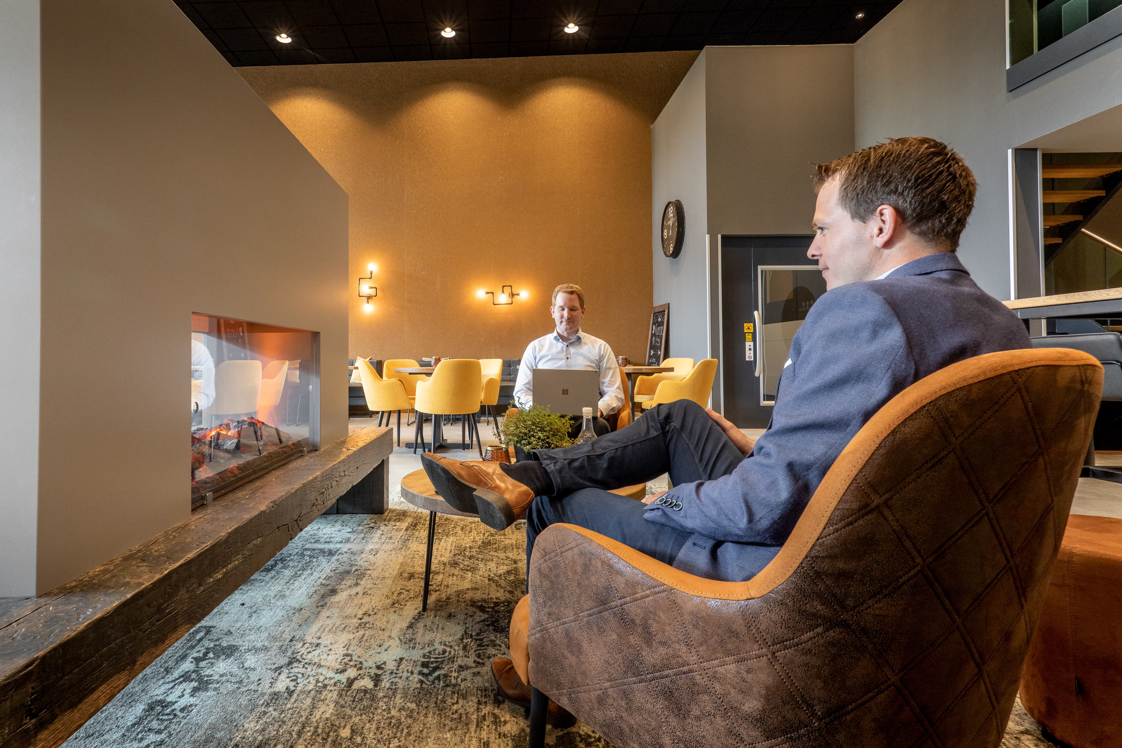Collega's aan het werk bij het vuur